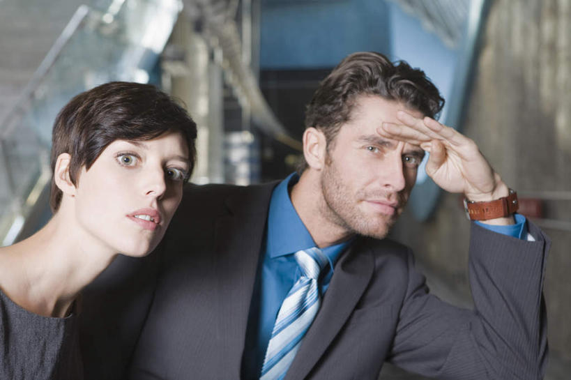 西方人,两个人,伙伴,朋友,商务人士,商务男性,商务女性,栏杆,站,横图,室内,白天,正面,衬衫,友谊,合作,团队,楼梯,地铁,欧洲,欧洲人,远视,远眺,套装,扶手,阶梯,轨道交通,注视,护栏,台阶,观察,看,站着,战略,遮,观看,察看,关注,商务装,工薪阶层,联合,合谋,配合,协作,男人,男性,年轻男性,年轻女性,女人,女性,白种人,白领,上班族,半身,彩图,衬衣,地铁机动车,地下铁,轻轨