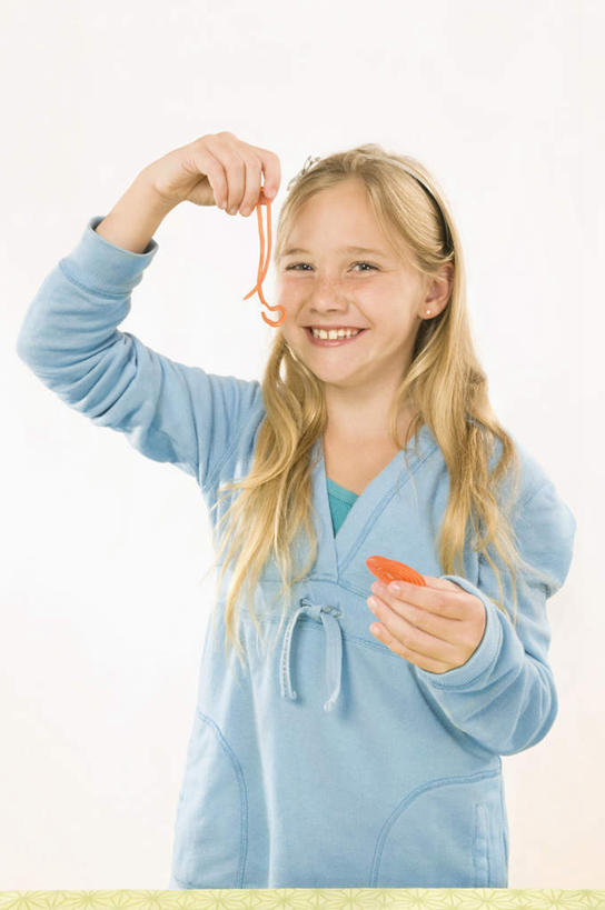 西方人,儿童,一个人,站,笑,微笑,露齿笑,竖图,室内,白天,白色背景,正面,纯洁,桌面,桌子,欧洲,欧洲人,仅一个女性,仅一个人,服装,食品,糖,糖果,甜点,甜品,拿,拿着,注视,休闲装,食物,小孩,衣服,甜食,观察,看,站着,仅一个小孩,休闲,休闲服,可爱,童年,童趣,摄影,服饰,影棚,观看,察看,关注,童真,烂漫,无邪,甘草糖,天真,女孩,女人,女性,白种人,孩子,半身,彩图,影棚拍摄,拍摄,女生