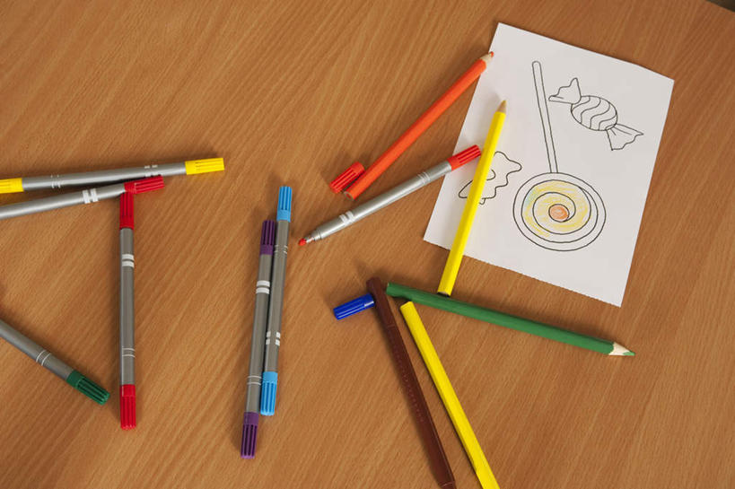 无人,横图,俯视,室内,特写,白天,抽象,绘画,桌面,桌子,艺术,笔,彩绘,图案,办公用品,纸张,艺术品,古典,文化,水笔,文具,卡片,学习用品,工艺品,品味,概念,文具用品,美术,高雅,美学,图文,画画,彩图,高角度拍摄,涂鸦