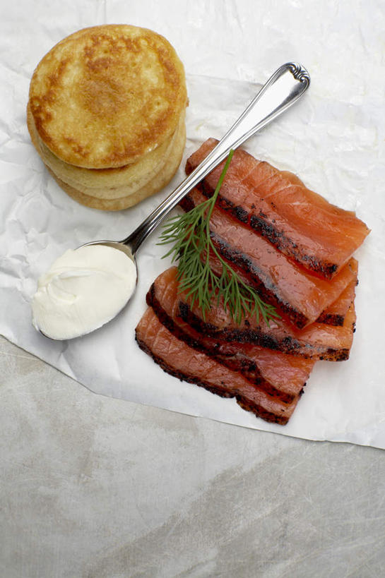 三文鱼,无人,竖图,俯视,室内,特写,白天,烹饪,西餐,鲑鱼,一把,阴影,反射,包装,包装纸,影子,纸,勺子,调味,肉,香料,鱼肉,佐料,料理,食品,纸张,菜肴,美食,肉类,食物,调羹,汤匙,西式,佳肴,大马哈鱼,配料,包装材料,牛皮纸,肉食,莳萝,山葵,撒蒙鱼,萨门鱼,冰海之皇,鲑,作料,洋茴香,土茴香,泽山葵,溪山葵,马哈鱼,麻哈鱼,大麻哈鱼,彩图,高角度拍摄