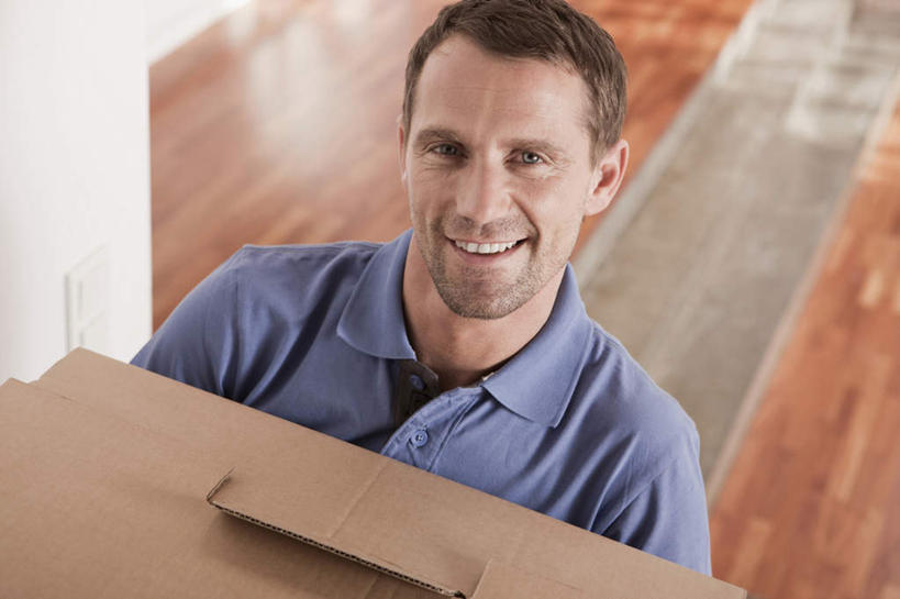 西方人,一个人,站,笑,搬运,微笑,露齿笑,横图,俯视,室内,白天,地板,欧洲,欧洲人,仅一个男性,仅一个人,服装,朦胧,模糊,包装,纸箱,地面,注视,休闲装,木地板,仅一个年轻男性,衣服,容器,箱子,观察,看,站着,休闲,休闲服,服饰,观看,搬家,察看,关注,纸板箱,包装箱,男人,男性,年轻男性,白种人,搬,站立,半身,彩图,高角度拍摄