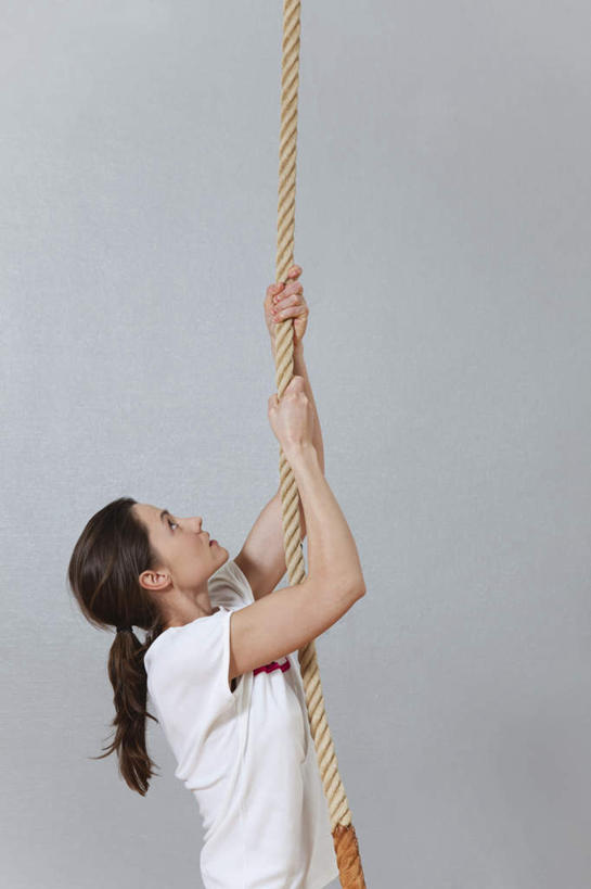 西方人,一个人,健身房,竖图,室内,白天,侧面,运动服,地板,欧洲,欧洲人,仅一个年轻女性,仅一个女性,仅一个人,握,服装,墙,地面,注视,木地板,墙壁,墙面,衣服,灰色,观察,看,握着,服饰,观看,绳索,察看,衣着,拉着,穿着,关注,衣饰,年轻女性,女人,女性,白种人,抬头,仰头,半身,彩图,健身馆,运动装