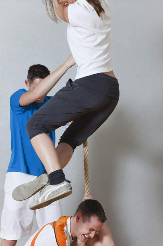 西方人,三个人,伙伴,朋友,健身房,站,竖图,室内,白天,侧面,运动服,友谊,欧洲,欧洲人,撑,服装,注视,踩,衣服,背着,踩着,观察,看,站着,同学,服饰,观看,绳索,察看,撑着,衣着,拉着,校友,穿着,关注,同窗,学友,衣饰,友情,男人,男性,年轻男性,年轻女性,女人,女性,白种人,站立,半身,彩图,健身馆,运动装