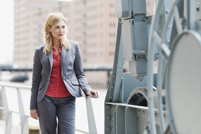 西方人,一个人,商务人士,商务女性,栏杆,站,横图,室外,白天,正面,欧洲,欧洲人,仅一个女性,仅一个人,套装,围栏,注视,护栏,观察,看,站着,仅一个中年女性,斜视,观看,察看,关注,商务装,工薪阶层,女人,女性,中年女性,白种人,白领,上班族,站立,半身,彩图