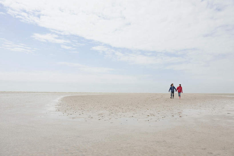 西方人,两个人,夫妻,走,握手,横图,室外,白天,正面,爱情,沙滩,欧洲,欧洲人,服装,沙子,雨鞋,海岸,云,云朵,沙地,浪漫,云彩,休闲装,套鞋,穿,衣服,白云,蓝天,天空,天,休闲,休闲服,恩爱,恋人,服饰,男人,男性,年轻男性,年轻女性,女人,女性,白种人,情侣,海滩,步行,搀手,拉手,散步,手拉手,手握手,走路,彩图,全身,伴侣