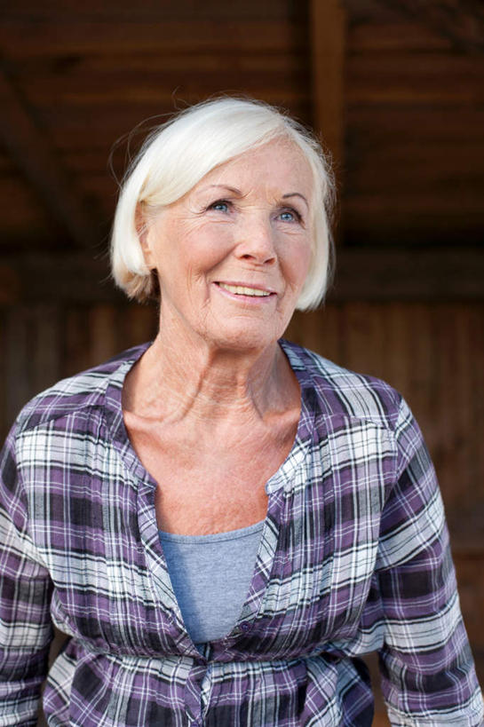 西方人,一个人,站,笑,微笑,竖图,室内,白天,正面,欧洲,欧洲人,仅一个女性,仅一个人,服装,注视,休闲装,衣服,观察,看,站着,休闲,休闲服,斜视,服饰,仅一个老年女性,观看,察看,关注,老年女性,女人,女性,白种人,抬头,仰头,站立,半身,彩图