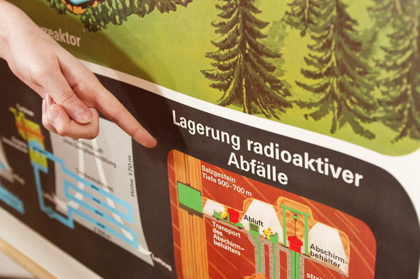 西方人,一个人,学校,教学楼,站,横图,室外,白天,正面,指示牌,地图,欧洲,欧洲人,仅一个年轻女性,仅一个女性,仅一个人,指,服装,标志,文字,休闲装,方向,标识,校园,衣服,手势,站着,休闲,休闲服,服饰,指向,年轻女性,女人,女性,白种人,站立,半身,彩图,教室楼,教学大楼