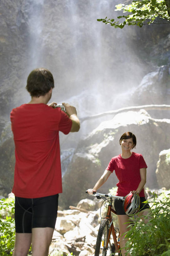 西方人,背部,两个人,家庭,夫妻,站,竖图,室外,白天,正面,爱情,旅游,度假,石头,美景,瀑布,山,山脉,水,植物,自行车,相机,奥地利,欧洲,欧洲人,握,阴影,飞溅,服装,溅,光线,石子,液体,影子,景观,山峰,水滴,山峦,浪漫,拿,山地车,拿着,注视,休闲装,娱乐,车,脚踏车,水珠,树,树木,拍照,衣服,绿色,阳光,自然,数码相机,交通工具,群山,观察,看,站着,享受,休闲,温暖,温馨,一家人,休闲服,景色,恩爱,放松,握着,恋人,摄影,服饰,生长,成长,观看,和睦,察看,关注,喷洒,自然风光,载具,山地自行车,中欧,沉积岩,首府,萨尔斯堡,奥地利共和国,萨尔茨堡,萨尔茨堡州,萨尔茨卡默古特,水成岩,男人,男性,年轻男性,年轻女性,女人,女性,白种人,年轻人,夫妇,情侣,照相机,跌水,石块,岩石,站立,半身,彩图,照相,蒙德湖,伴侣,融洽