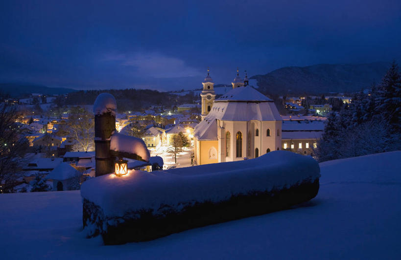 无人,家,教堂,横图,室外,夜晚,正面,旅游,度假,石头,美景,森林,山,树林,雪,雪山,植物,大雪,标志建筑,地标,建筑,奥地利,欧洲,阴影,节日,光线,石子,影子,房屋,屋子,冰,积雪,景观,山顶,山峰,雪景,冬季,冬天,灯光,山峦,文化,娱乐,建设,楼房,住宅,树,树木,绿色,自然,祈祷,享受,休闲,健康,旅游胜地,景色,放松,寒冷,许愿,宗教,信仰,生长,成长,纪念,祈求,冰冷,基督教,天主教,自然风光,信念,中欧,沉积岩,首府,萨尔斯堡,严寒,奥地利共和国,冰凉,酷寒,凛冽,凛凛,极冷,萨尔茨堡,萨尔茨堡州,颠峰,极峰,萨尔茨卡默古特,水成岩,平安,石块,岩石,彩图,房子,大教堂,礼拜堂,蒙德湖