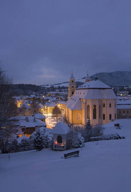 无人,家,教堂,竖图,室外,夜晚,正面,旅游,度假,石头,美景,森林,山,树林,雪,雪山,植物,大雪,标志建筑,地标,建筑,奥地利,欧洲,阴影,节日,光线,石子,影子,房屋,屋子,冰,积雪,景观,山顶,山峰,雪景,冬季,冬天,灯光,山峦,文化,娱乐,建设,楼房,住宅,树,树木,绿色,自然,祈祷,享受,休闲,健康,旅游胜地,景色,放松,寒冷,许愿,宗教,信仰,生长,成长,纪念,祈求,冰冷,基督教,天主教,自然风光,信念,中欧,沉积岩,首府,萨尔斯堡,严寒,奥地利共和国,冰凉,酷寒,凛冽,凛凛,极冷,萨尔茨堡,萨尔茨堡州,颠峰,极峰,萨尔茨卡默古特,水成岩,平安,石块,岩石,彩图,房子,大教堂,礼拜堂,蒙德湖