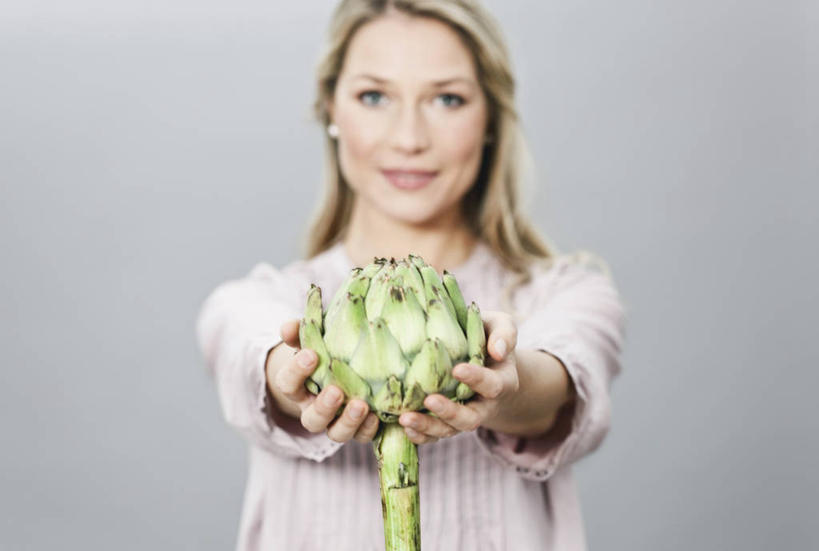 西方人,一个人,站,笑,微笑,横图,室内,白天,正面,蔬菜,欧洲,欧洲人,仅一个女性,仅一个人,握,灰色背景,服装,朦胧,模糊,新鲜,朝鲜蓟,食品,拿,拿着,注视,休闲装,食物,一个,衣服,观察,看,站着,仅一个中年女性,休闲,休闲服,洋蓟,握着,摄影,服饰,有机食品,绿色食品,影棚,单个,观看,察看,关注,女人,女性,中年女性,白种人,站立,半身,彩图,影棚拍摄,拍摄,菜蓟,法国百合,球洋蓟,蔬菜之皇,洋百合