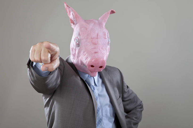 西方人,一个人,商务人士,商务男性,站,横图,室内,白天,正面,衬衫,欧洲,欧洲人,仅一个男性,仅一个人,仅一个中年男性,指,阴影,灰色背景,套装,装饰,反射,影子,指点,手叉腰,粉色,叉腰,站着,遮,遮掩,摄影,影棚,幽默,华丽,修饰,点缀,掩盖,遮挡,指向,商务装,猪头,工薪阶层,遮盖,衬托,美观,雅致,雅观,掩饰,单手叉腰,男人,男性,中年男性,白种人,白领,上班族,站立,半身,彩图,影棚拍摄,衬衣,拍摄