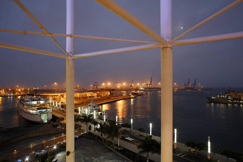 无人,栏杆,码头,横图,室外,夜晚,正面,度假,海浪,海洋,美景,城市风光,城市,港口,轮船,船,西班牙,停靠,阴影,光线,影子,景观,浪花,围栏,灯光,娱乐,护栏,海水,交通工具,享受,休闲,景色,大西洋,放松,停泊,载具,加那利群岛,海景,首府,海外领地,大加那利岛,拉斯帕尔马斯,拉斯帕尔马斯省,大海,风浪,海,海水的波动,近岸浪,涌浪,彩图,摆渡口,埠头,渡口,渡头,港湾,海港,货运码头,口岸,商港