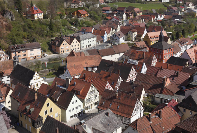 无人,家,横图,俯视,航拍,室外,白天,旅游,度假,草地,草坪,美景,植物,别墅,城市风光,城市,建筑,德国,欧洲,阴影,光线,瓦片,影子,房屋,屋顶,屋子,景观,公寓,建筑群,顶棚,瓦,娱乐,建设,洋房,楼房,住宅,草,绿色,阳光,享受,休闲,景色,放松,西欧,鸟瞰,屋瓦,德意志联邦共和国,巴伐利亚,巴伐利亚州,拜恩州,拜恩自由州,彩图,高角度拍摄,房子,上弗兰肯行政区,魏申费尔德