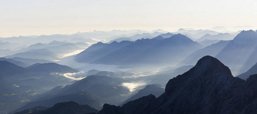 无人,横图,室外,白天,正面,旅游,度假,美景,山,山脉,雾,奥地利,德国,欧洲,阿尔卑斯山,朦胧,模糊,景观,山峰,山峦,娱乐,蓝色,蓝天,天空,自然,群山,天,享受,休闲,景色,放松,晴朗,连绵,迷雾,绵延,西欧,自然风光,中欧,阿尔卑斯山脉,万里无云,德意志联邦共和国,奥地利共和国,巴伐利亚,巴伐利亚州,拜恩州,拜恩自由州,联贯,楚格峰,大雾,晴空,晴空万里,彩图