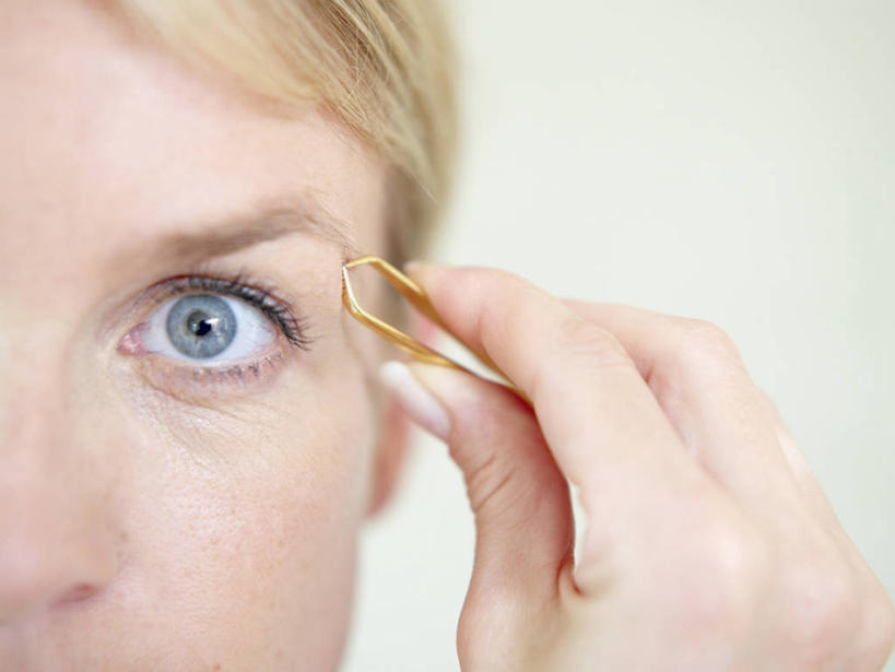 西方人,脸,头,眼睛,脸颊,眉毛,睫毛,手,一个人,横图,室内,特写,白天,正面,化妆,美容,时尚,欧洲,欧洲人,瞳孔,仅一个女性,仅一个人,握,朦胧,模糊,拿,拿着,注视,蓝色,观察,看,仅一个中年女性,手部,握着,眼部,观看,单手,察看,美容工具,关注,化妆工具,眉毛钳,女人,女性,中年女性,白种人,头部,睫,脸部,脸蛋,眉,面部,眼,眼睫毛,眼眉,半身,彩图,眼眉毛