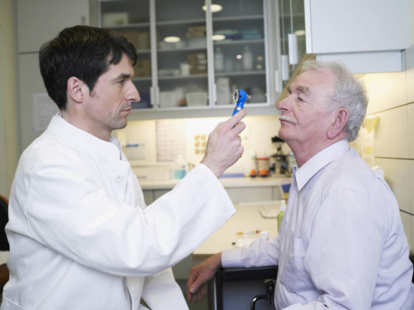 西方人,两个人,医生,病人,医院,坐,闭眼,横图,室内,白天,侧面,仪器,柜子,桌子,欧洲,欧洲人,服装,检查,反射,分析,科学,放大镜,办公桌,储物柜,注视,休闲装,衣服,白色,扶,观察,看,医护人员,医疗人员,休闲,休闲服,清晰,探索,服饰,放大,观看,仔细,透镜,察看,凸透镜,扶着,聚焦,衣着,白大褂,储存,穿着,关注,病患,实验服,医疗机构,SL手术放大镜,光学,清楚,衣饰,储备,蕴藏,贮备,手术放大镜,老年男性,男人,男性,中年男性,白种人,大夫,患者,就医者,闭眼睛,闭着眼,闭着眼睛,抬头,仰头,坐着,半身,彩图,病院,诊所,实验衣,贮存