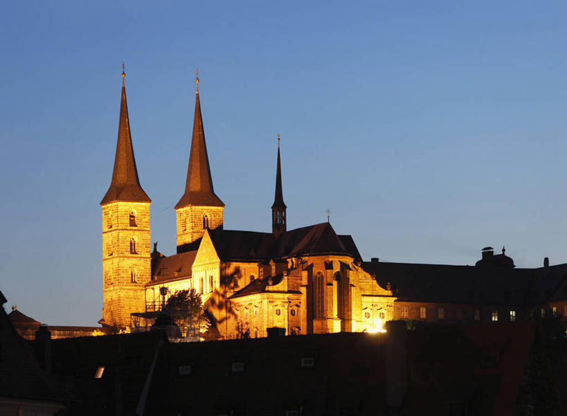 无人,教堂,横图,室外,白天,正面,旅游,度假,标志建筑,地标,建筑,照明,德国,欧洲,阴影,节日,光线,彩灯,影子,灯光,文化,娱乐,建设,灯,蓝色,蓝天,天空,阳光,灯具,天,祈祷,享受,休闲,健康,旅游胜地,放松,许愿,宗教,花灯,信仰,晴朗,纪念,祈求,照亮,照明设备,西欧,信念,万里无云,德意志联邦共和国,巴伐利亚,巴伐利亚州,拜恩州,拜恩自由州,班贝格,平安,晴空,晴空万里,彩图,大教堂,礼拜堂