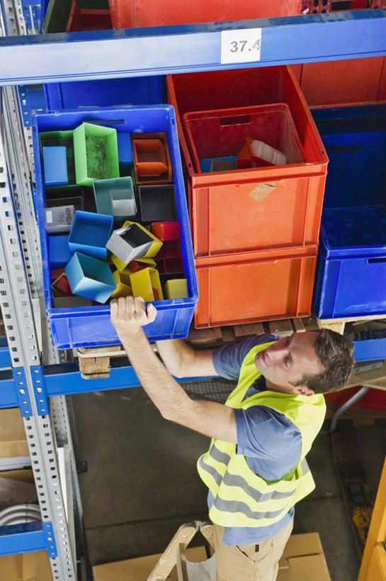 西方人,一个人,站,捧,竖图,俯视,室内,白天,工作服,制服,欧洲,欧洲人,仅一个男性,仅一个人,仅一个中年男性,一堆,许多,堆叠,堆积,塑料,很多,拿,拿着,注视,货架,架子,盒子,工人,容器,塑料制品,观察,看,站着,观看,储藏,堆,察看,储存,关注,陈列架,货仓,工作制服,男人,男性,中年男性,白种人,员工,端,端着,捧着,手捧,抬头,仰头,站立,半身,彩图,高角度拍摄,工作套服,安全服,反光背心,反光服,反光衣,匠人,劳动者,体力工,贮存,堆栈