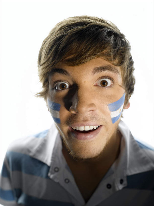 西方人,脸,头,脸颊,一个人,站,笑,微笑,露齿笑,竖图,室内,特写,白天,白色背景,正面,旗帜,国旗,欧洲,欧洲人,仅一个男性,仅一个人,服装,艺术,彩绘,注视,文化,肩膀,仅一个年轻男性,衣服,观察,看,站着,惊喜,摄影,服饰,影棚,观看,察看,衣着,穿着,关注,人体彩绘,美观,衣饰,纹身彩绘,男人,男性,年轻男性,白种人,头部,脸部,脸蛋,面部,旗,站立,半身,彩图,影棚拍摄,拍摄