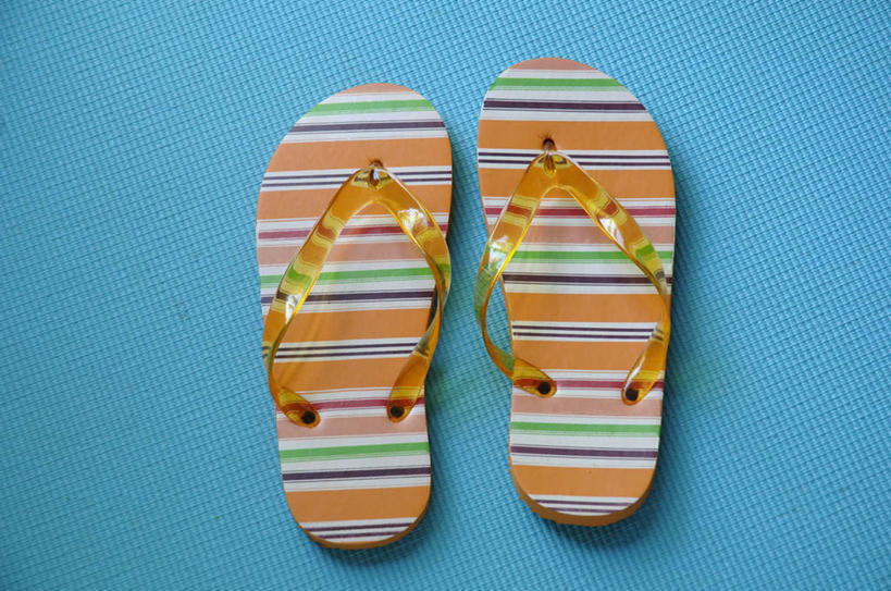 无人,横图,俯视,室内,特写,白天,凉鞋,静物,鞋子,一双,阴影,蓝色背景,反射,影子,摄影,影棚,彩图,高角度拍摄,影棚拍摄,夹趾拖鞋,人字拖,人字拖鞋,拍摄