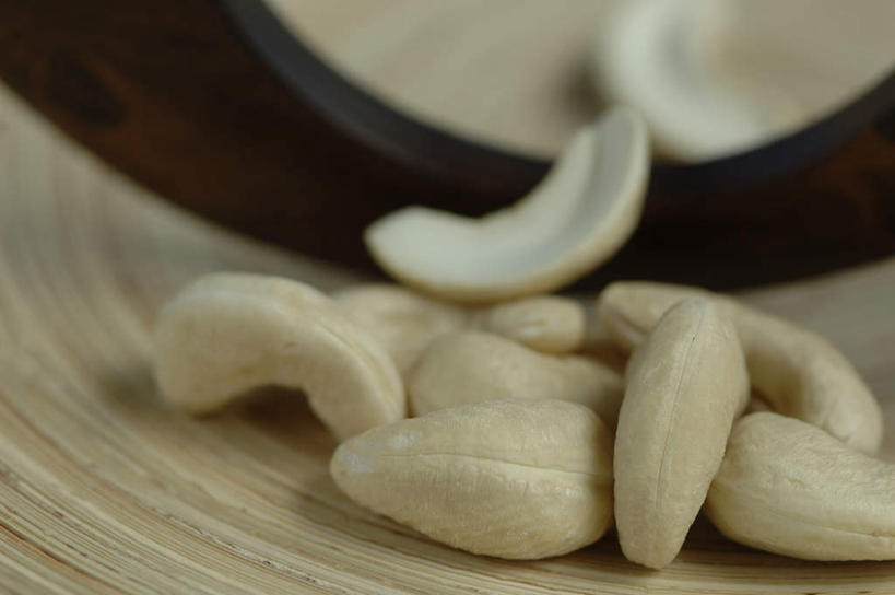 无人,横图,俯视,室内,特写,白天,餐具,一堆,许多,阴影,堆叠,堆积,朦胧,模糊,反射,碟子,盘,影子,勺子,坚果,盘子,调羹,碟,汤匙,干果,摄影,影棚,堆,腰果,鸡腰果,介寿果,彩图,高角度拍摄,影棚拍摄,拍摄