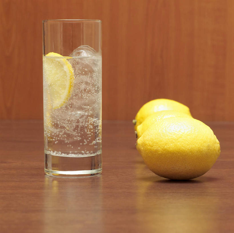 无人,方图,室内,特写,白天,正面,柠檬,杯子,水果,阴影,新鲜,反射,木制,影子,墙,冰,生食,冰块,食品,果实,酒类,一杯,冷冻,墙壁,墙面,玻璃制品,酒,食物,饮料,两个,一个,黄色,木制品,水杯,杜松子酒,寒冷,摄影,有机食品,绿色食品,影棚,冷藏,单个,冰冷,金酒,保鲜,烈酒,琴酒,玻璃杯,益母果,柠果,彩图,影棚拍摄,拍摄