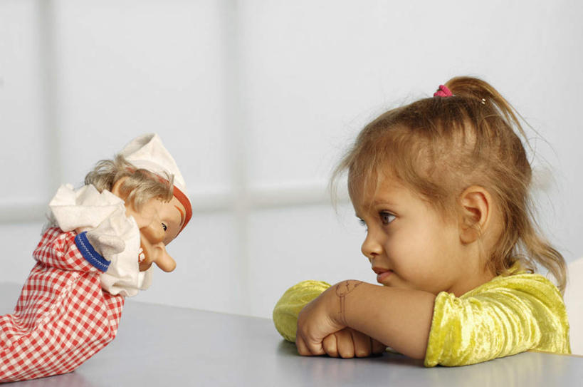 西方人,儿童,一个人,小丑,横图,室内,白天,侧面,纯洁,欧洲,欧洲人,仅一个女性,仅一个人,服装,朦胧,模糊,墙,休闲装,墙壁,墙面,小孩,衣服,看,趴着,仅一个小孩,休闲,休闲服,可爱,童年,童趣,服饰,看着,童真,烂漫,无邪,天真,女孩,女人,女性,白种人,孩子,趴,半身,彩图,女生