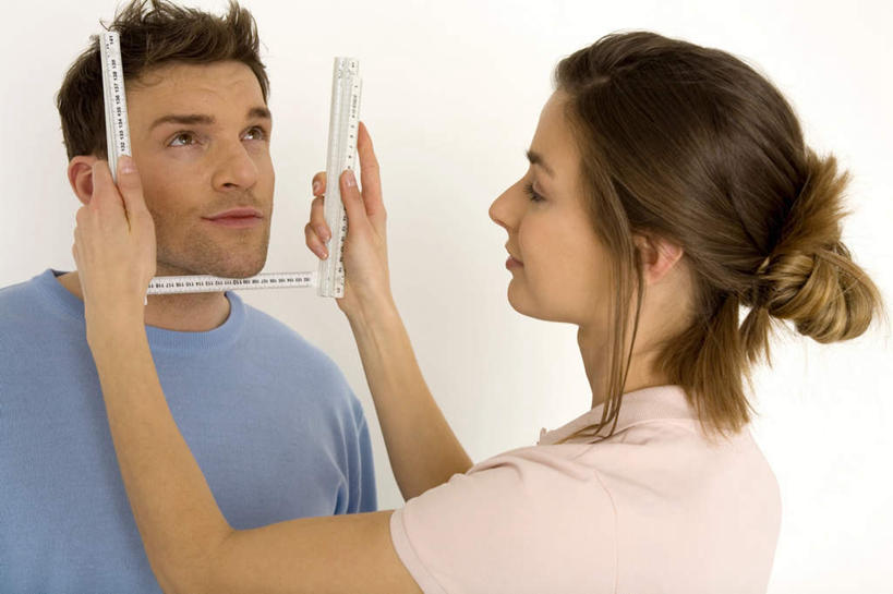 西方人,脸,头,脸颊,背部,两个人,站,笑,微笑,露齿笑,横图,室内,特写,白天,白色背景,正面,爱情,欧洲,欧洲人,握,服装,测量,刻度,浪漫,拿,拿着,注视,休闲装,相视,衣服,尺,观察,看,站着,休闲,温暖,温馨,面对面,休闲服,恩爱,握着,恋人,摄影,服饰,影棚,观看,测量工具,对视,尺子,和睦,察看,衡量,绘图,互视,关注,相对,比例,测绘,相看,量具,量仪,标度,T形尺,丁字尺,男人,男性,年轻男性,年轻女性,女人,女性,白种人,头部,脸部,脸蛋,面部,情侣,站立,半身,彩图,影棚拍摄,拍摄,伴侣,融洽