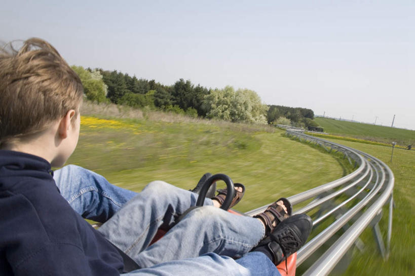 西方人,儿童,两个人,伙伴,朋友,坐,横图,室外,白天,友谊,纯洁,草地,草坪,植物,欧洲,欧洲人,阴影,光线,影子,注视,休闲装,草,小孩,背面,绿色,蓝天,天空,阳光,天,观察,看,休闲,休闲服,可爱,童年,童趣,观看,察看,关注,滑行,童真,烂漫,无邪,天真,友情,男孩,男人,男性,白种人,坐着,半身,彩图,男生
