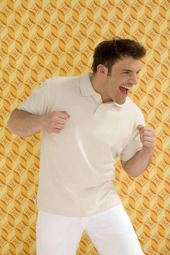 西方人,一个人,笑,微笑,露齿笑,竖图,室内,白天,正面,欧洲,欧洲人,仅一个男性,仅一个人,休闲装,仅一个年轻男性,握拳,张嘴,休闲,休闲服,摄影,影棚,张大嘴巴,男人,男性,年轻男性,白种人,张开嘴,半身,彩图,影棚拍摄,拍摄