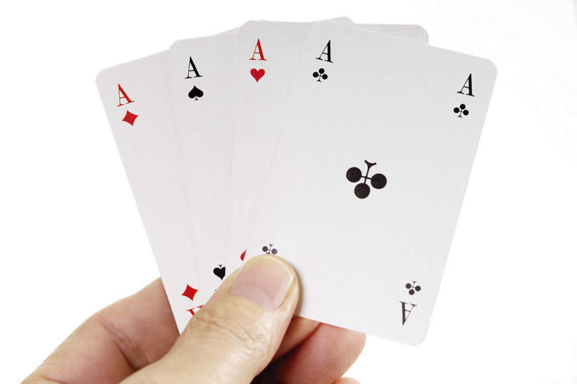 西方人,手,一个人,横图,室内,特写,白天,白色背景,正面,游戏,赌博,贪欲,竞争,扑克牌,纸牌,玩具,扑克,欧洲,欧洲人,仅一个男性,仅一个人,一排,阴影,反射,英文,标志,文字,影子,字符,字母,玩,娱乐,标识,刺激,排列,仅一个年轻男性,休闲,手部,摄影,影棚,活动,英文字母,单手,队列,发泄,消遣,智力,赌具,投机,侥幸,欲望,宣泄,男人,男性,年轻男性,白种人,玩耍,嬉戏,半身,彩图,影棚拍摄,拍摄,胜负,输赢