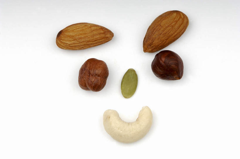 无人,笑,微笑,横图,俯视,室内,特写,白天,白色背景,橄榄,杏仁,核桃,坚果,果实,干果,摄影,影棚,腰果,绿橄榄,鸡腰果,介寿果,杏子,杏梅仁,杏核仁,木落子,苦杏仁,青果,白榄,彩图,高角度拍摄,影棚拍摄,拍摄