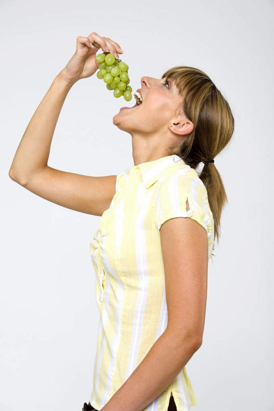 西方人,牙齿,一个人,吃,竖图,室内,白天,侧面,葡萄,水果,欧洲,欧洲人,仅一个年轻女性,仅一个女性,仅一个人,灰色背景,服装,新鲜,生食,食品,果实,注视,休闲装,食物,衣服,观察,看,张嘴,休闲,休闲服,摄影,服饰,有机食品,绿色食品,影棚,观看,察看,关注,张大嘴巴,水晶葡萄,年轻女性,女人,女性,白种人,齿,牙,牙龈,张开嘴,山葫芦,蒲桃,草龙珠,嚼,食,半身,彩图,影棚拍摄,拍摄