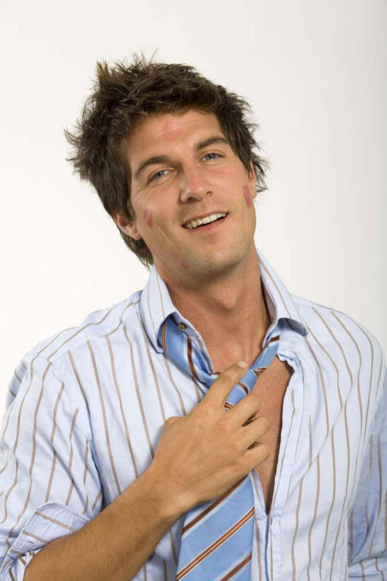 西方人,脸,头,脸颊,手,一个人,站,拉,竖图,室内,白天,白色背景,正面,衬衫,欧洲,欧洲人,仅一个男性,仅一个人,服装,领带,注视,衣领,肩膀,仅一个年轻男性,衣服,观察,看,站着,手部,摄影,服饰,影棚,观看,单手,杂乱,察看,敞开,象征,衣着,庄重,穿着,关注,口红印,身份,正式,地位,衣饰,男人,男性,年轻男性,白种人,头部,脸部,脸蛋,面部,站立,半身,彩图,影棚拍摄,衬衣,拍摄,唇印