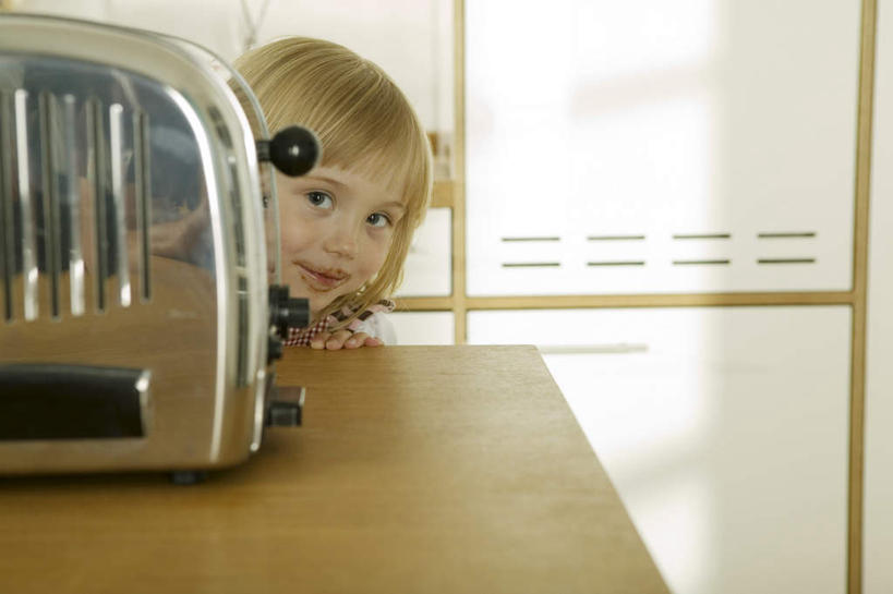 西方人,儿童,一个人,横图,室内,白天,正面,纯洁,餐桌,厨房,桌子,欧洲,欧洲人,仅一个女性,仅一个人,服装,电器,烤面包机,注视,饮食,小孩,衣服,观察,看,仅一个小孩,可爱,悄悄,童年,童趣,服饰,餐台,观看,察看,家电,衣着,穿着,关注,童真,烂漫,无邪,多士炉,自动面包片烤炉,面包烘烤器,烘培,衣饰,天真,女孩,女人,女性,白种人,孩子,半身,彩图,烘烤,灶间,女生