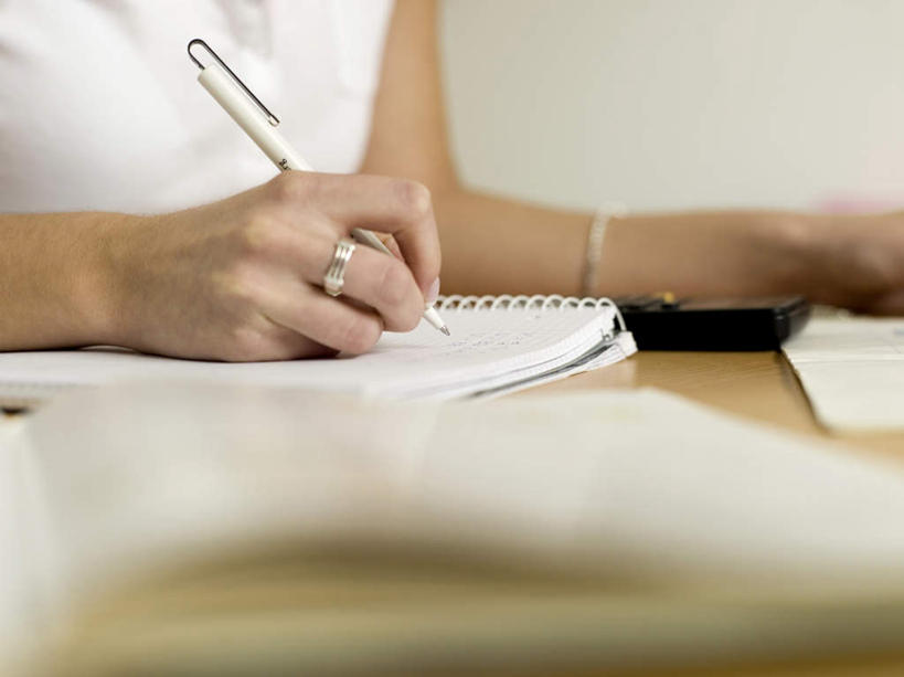 西方人,手,一个人,横图,俯视,室内,特写,白天,爱情,计算器,窗户,欧洲,欧洲人,双手,仅一个年轻女性,仅一个女性,仅一个人,写字,服装,朦胧,模糊,计算,科学,笔,办公用品,记事本,浪漫,拿,拿着,水笔,玻璃窗,文具,装饰品,衣服,本子,笔记本,戒指,饰品,首饰,学习用品,手部,恩爱,理财,财务,服饰,文具用品,信物,权利,衣着,穿着,数学,手饰,衣饰,年轻女性,女人,女性,白种人,半身,彩图,高角度拍摄