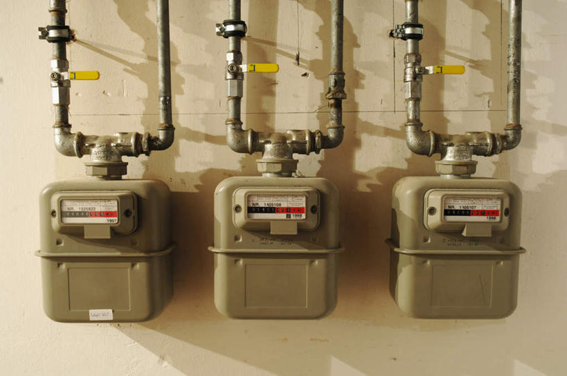 无人,横图,室外,白天,正面,一排,整齐,墙,管道,墙壁,墙面,排列,三个,白色,天然气,队列,煤气表,计量器具,气体流量计,燃气表,仪表,彩图