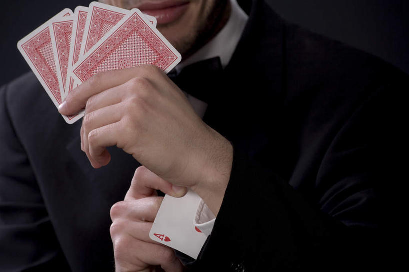 西方人,脸,头,脸颊,手,一个人,站,横图,室内,特写,白天,正面,衬衫,西装,游戏,赌博,贪欲,竞争,扑克牌,纸牌,玩具,扑克,欧洲,欧洲人,双手,仅一个男性,仅一个人,一排,黑色背景,套装,正装,领带,拿,玩,拿着,职业装,娱乐,刺激,肩膀,排列,仅一个年轻男性,站着,休闲,手部,摄影,影棚,活动,虚假,队列,发泄,消遣,智力,赌具,投机,侥幸,欲望,宣泄,扑克千术,千术,虚伪,子虚,男人,男性,年轻男性,白种人,头部,脸部,脸蛋,面部,玩耍,嬉戏,站立,半身,彩图,影棚拍摄,衬衣,拍摄,胜负,输赢