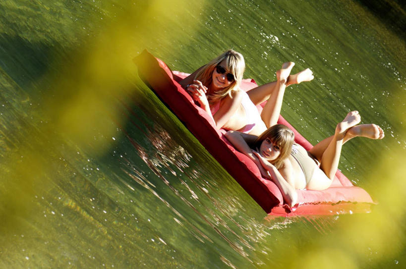 西方人,两个人,伙伴,朋友,闭眼,横图,俯视,室外,白天,泳装,比基尼,友谊,河流,水,船,欧洲,欧洲人,朦胧,模糊,墨镜,眼镜,河水,水流,太阳镜,太阳眼镜,交通工具,趴着,遮阳镜,充气船,载具,友情,年轻女性,女人,女性,白种人,闭眼睛,闭着眼,闭着眼睛,趴,彩图,高角度拍摄,全身,三点式,泳衣