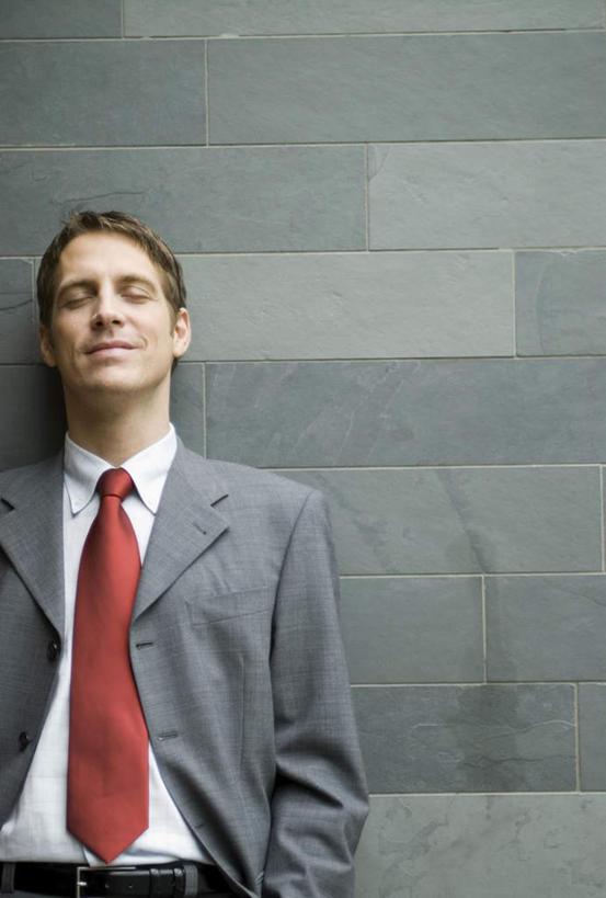 西方人,一个人,商务人士,商务男性,站,闭眼,笑,微笑,竖图,室内,白天,正面,衬衫,欧洲,欧洲人,仅一个男性,仅一个人,仅一个中年男性,套装,墙,领带,墙壁,墙面,靠,靠着,倚靠,站着,双手插袋,倚着,象征,庄重,商务装,身份,手插袋,工薪阶层,双手抄兜,双手放兜,正式,地位,男人,男性,中年男性,白种人,白领,上班族,闭眼睛,闭着眼,闭着眼睛,插兜,两手抄兜,两手放兜,手插兜,手放口袋,站立,半身,彩图,衬衣,手抄兜