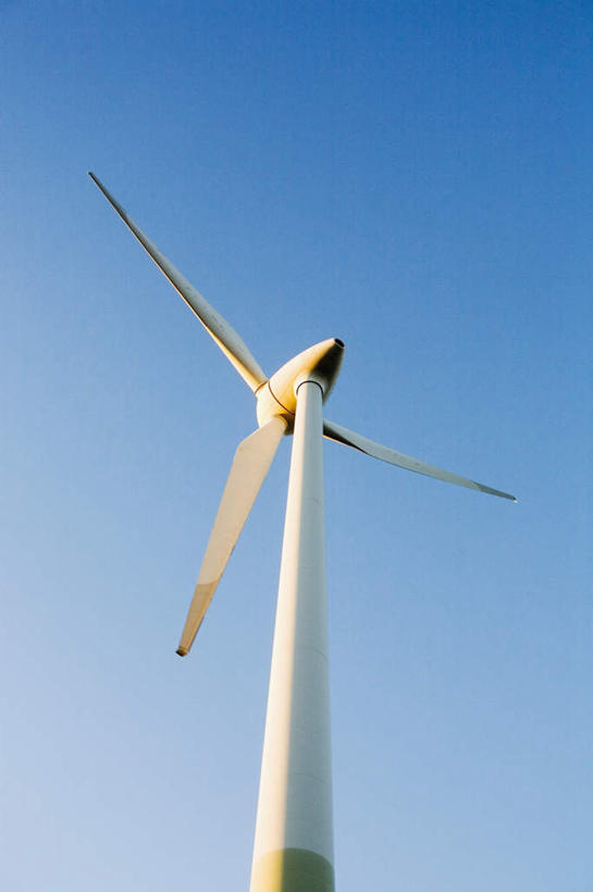 无人,竖图,室外,白天,仰视,农业,风能,风力发电机,美景,风车,阴影,环保,电力,光线,影子,景观,设备,蓝色,蓝天,天空,阳光,自然,天,发电,机械,景色,工业,能源,晴朗,资源,风力机,自然风光,利用,低碳,万里无云,风力发电,晴空,晴空万里,彩图,低角度拍摄