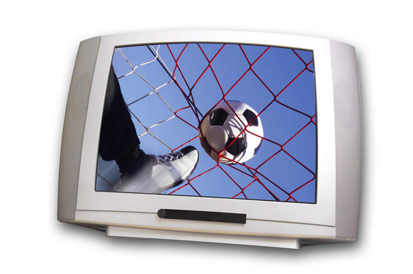 西方人,一个人,站,横图,室内,白天,白色背景,正面,足球,电视,欧洲,欧洲人,仅一个男性,仅一个人,网,足球装备,抬腿,运动器械,仅一个年轻男性,一个,站着,健身器械,摄影,影棚,单个,健身器材,蹴鞠,足球运动,男人,男性,年轻男性,白种人,电视机,半身,彩图,影棚拍摄,拍摄,运动器材