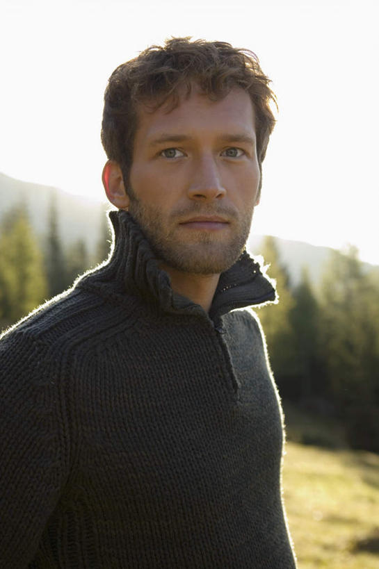 西方人,一个人,站,竖图,室外,白天,正面,旅游,度假,草地,草坪,森林,树林,植物,欧洲,欧洲人,仅一个男性,仅一个人,远视,远眺,服装,注视,休闲装,娱乐,草,树,树木,仅一个年轻男性,衣服,蓝色,绿色,蓝天,天空,自然,天,观察,看,站着,享受,休闲,休闲服,放松,服饰,晴朗,观看,察看,关注,万里无云,男人,男性,年轻男性,白种人,晴空,晴空万里,玩耍,半身,彩图