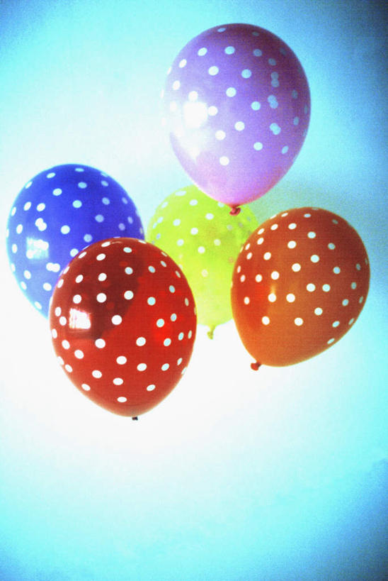 无人,竖图,彩色,室外,特写,白天,正面,游戏,玩具,五个,阴影,反射,影子,斑点,塑料,玩,娱乐,白色,气球,塑料制品,休闲,充气玩具,橡胶,益智,活动,发泄,消遣,智力,橡胶制品,宣泄,玩耍,嬉戏,彩图