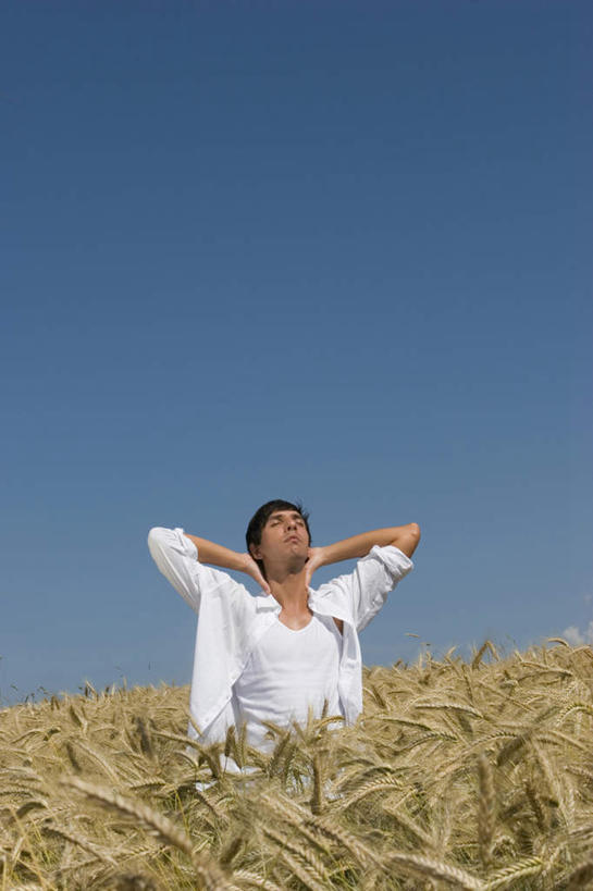 西方人,一个人,农田,站,竖图,室外,白天,仰视,衬衫,庄稼,农作物,小麦,欧洲,欧洲人,仅一个男性,仅一个人,仅一个中年男性,抱头,阴影,服装,光线,影子,谷物,注视,衣服,蓝色,白色,蓝天,天空,阳光,天,观察,看,站着,服饰,麦子,晴朗,观看,察看,衣着,穿着,关注,万里无云,捧首,捧头,衣饰,昂首,男人,男性,中年男性,白种人,晴空,晴空万里,抬头,仰头,站立,半身,彩图,低角度拍摄,衬衣,耕地,庄稼田