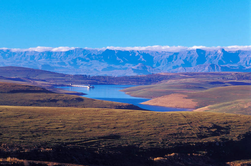 无人,横图,俯视,室外,白天,旅游,度假,湖,湖泊,石头,美景,山,山脉,水,非洲,南非,阴影,波纹,光线,石子,影子,湖面,景观,山峰,水流,水面,涟漪,山峦,娱乐,蓝色,倒影,蓝天,水纹,天空,阳光,自然,波浪,湖水,群山,天,享受,休闲,景色,放松,晴朗,倒映,自然风光,万里无云,水晕,阿非利加洲,南非共和国,反照,奥兰治自由邦,石块,岩石,晴空,晴空万里,彩图,高角度拍摄