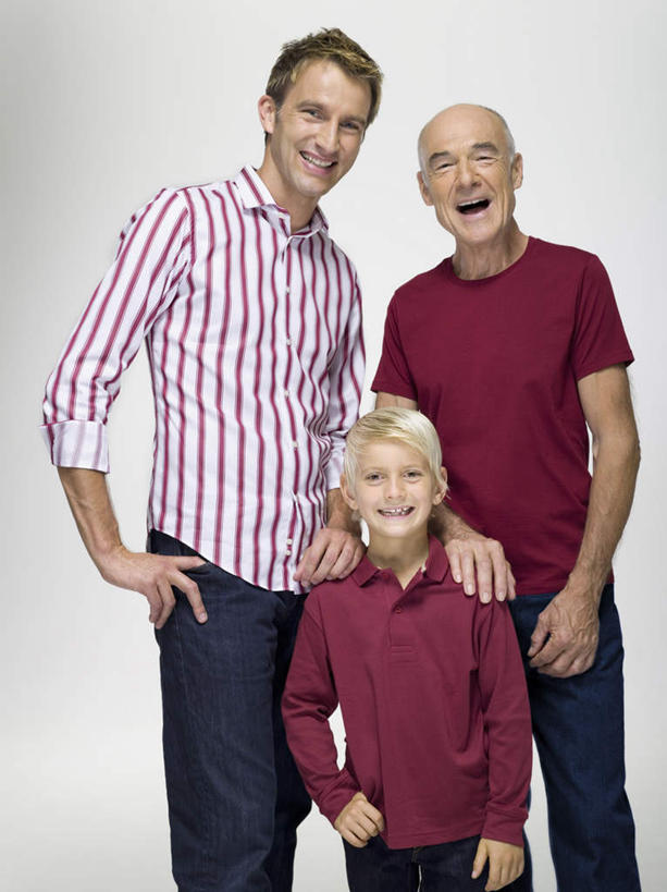 西方人,儿童,秃头,站,笑,微笑,露齿笑,竖图,室内,白天,正面,衬衫,纯洁,欧洲,欧洲人,灰色背景,服装,注视,休闲装,祖孙三代,手叉腰,小孩,衣服,红色,叉腰,观察,看,站着,休闲,休闲服,可爱,童年,童趣,摄影,服饰,影棚,观看,察看,双手叉腰,关注,童真,烂漫,无邪,天真,老年男性,男孩,男人,男性,年轻男性,白种人,孩子,站立,半身,彩图,影棚拍摄,衬衣,拍摄,男生