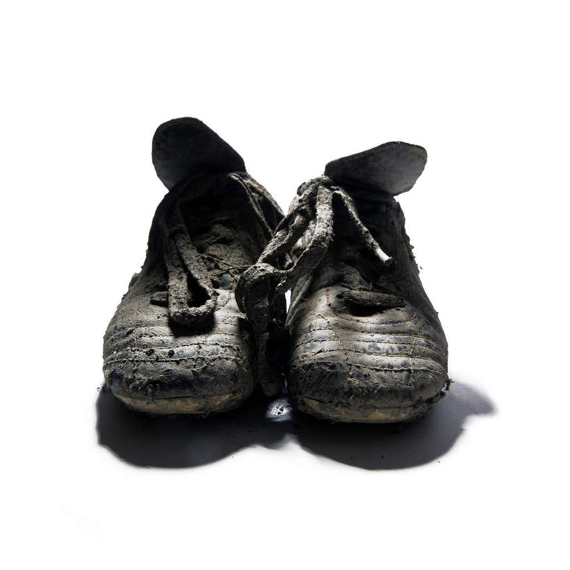 无人,方图,室内,特写,白天,白色背景,正面,运动鞋,静物,鞋子,一双,阴影,反射,影子,黑色,摄影,肮脏,影棚,休闲鞋,邋遢,龌龊,污秽,恶浊,彩图,影棚拍摄,拍摄