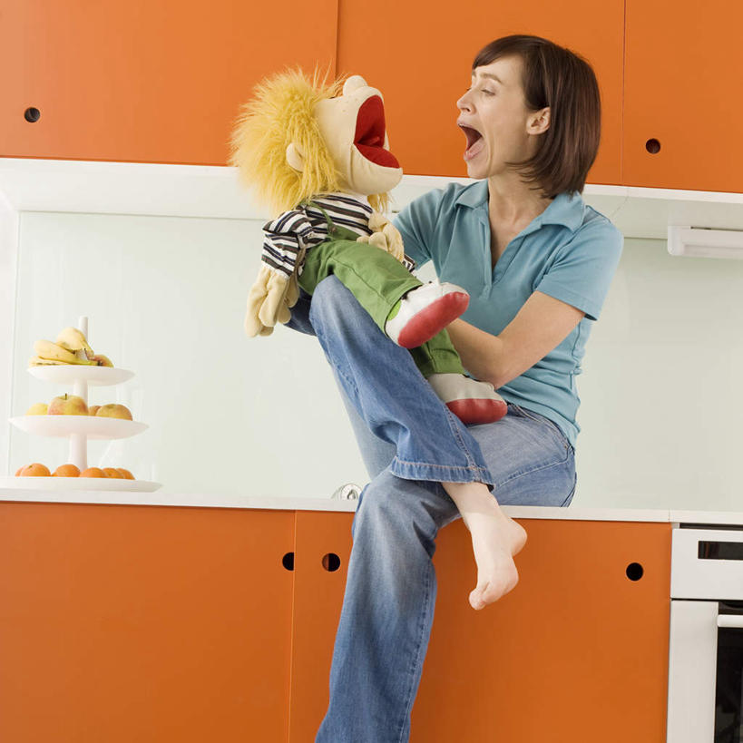 西方人,一个人,坐,方图,室内,白天,正面,游戏,厨房,柜子,玩具,欧洲,欧洲人,仅一个年轻女性,仅一个女性,仅一个人,服装,玩偶,储物柜,二郎腿,拿,玩,拿着,注视,休闲装,光脚,娱乐,衣服,观察,看,张嘴,休闲,赤脚,休闲服,橙色,益智,服饰,观看,活动,布偶,察看,储存,发泄,关注,消遣,智力,张大嘴巴,宣泄,储备,蕴藏,贮备,年轻女性,女人,女性,白种人,张开嘴,玩耍,嬉戏,坐着,半身,彩图,灶间,贮存